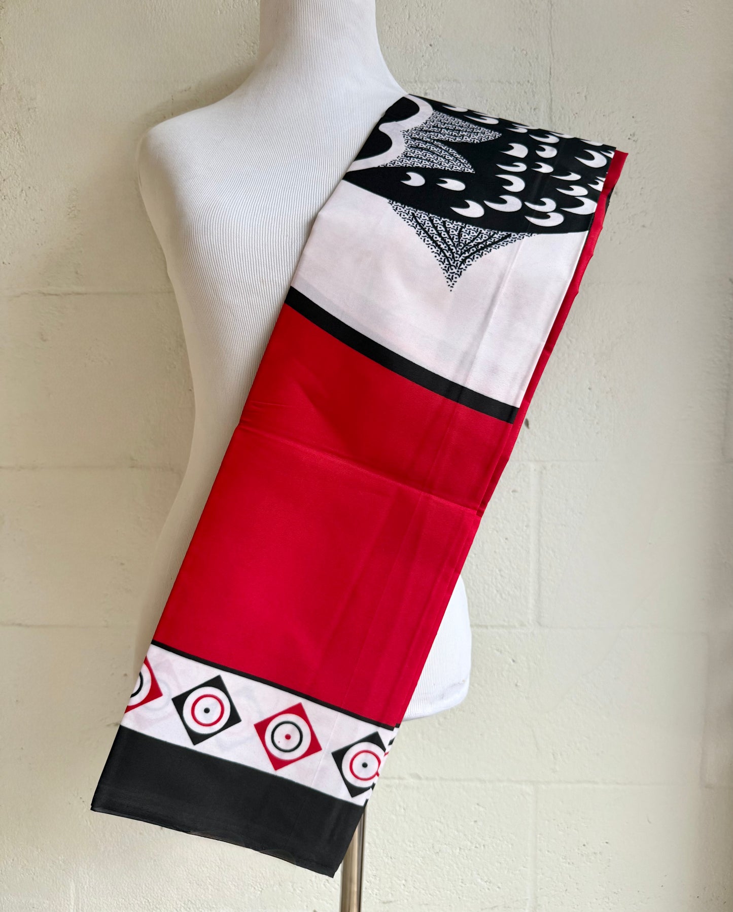 Fish Ibhayi lamadlozi. Ancestral fabric