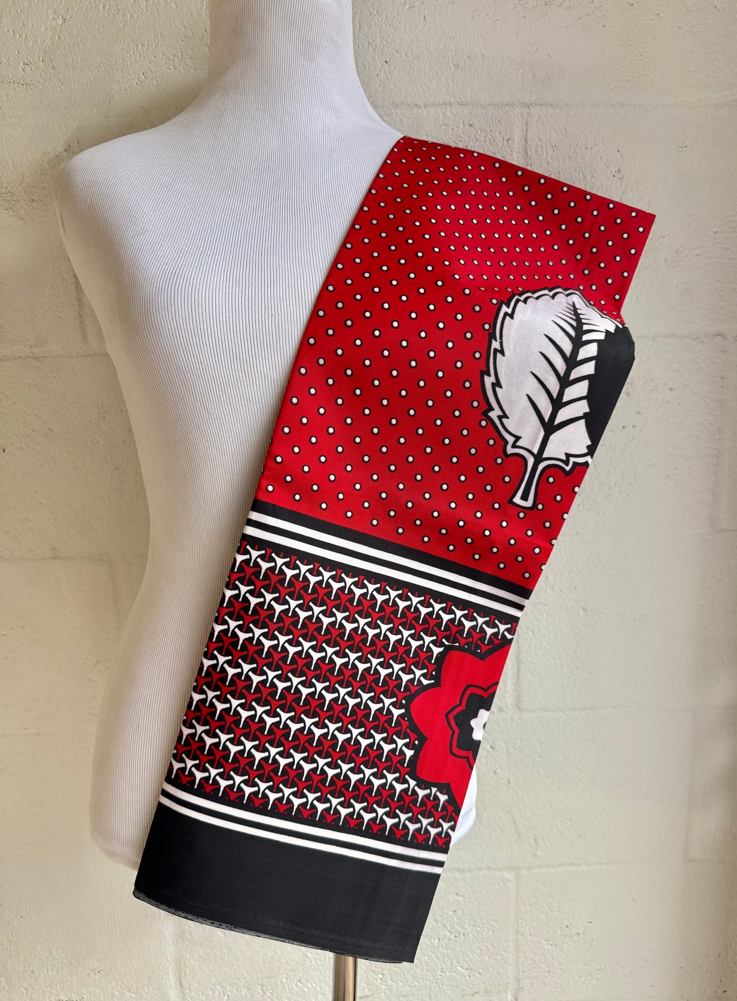 Leaves Ibhayi lamadlozi. Ancestral fabric