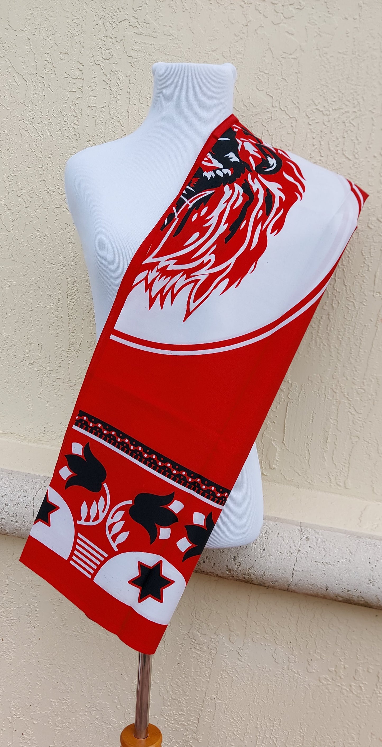 Lion Ibhayi lamadlozi. Ancestral fabric