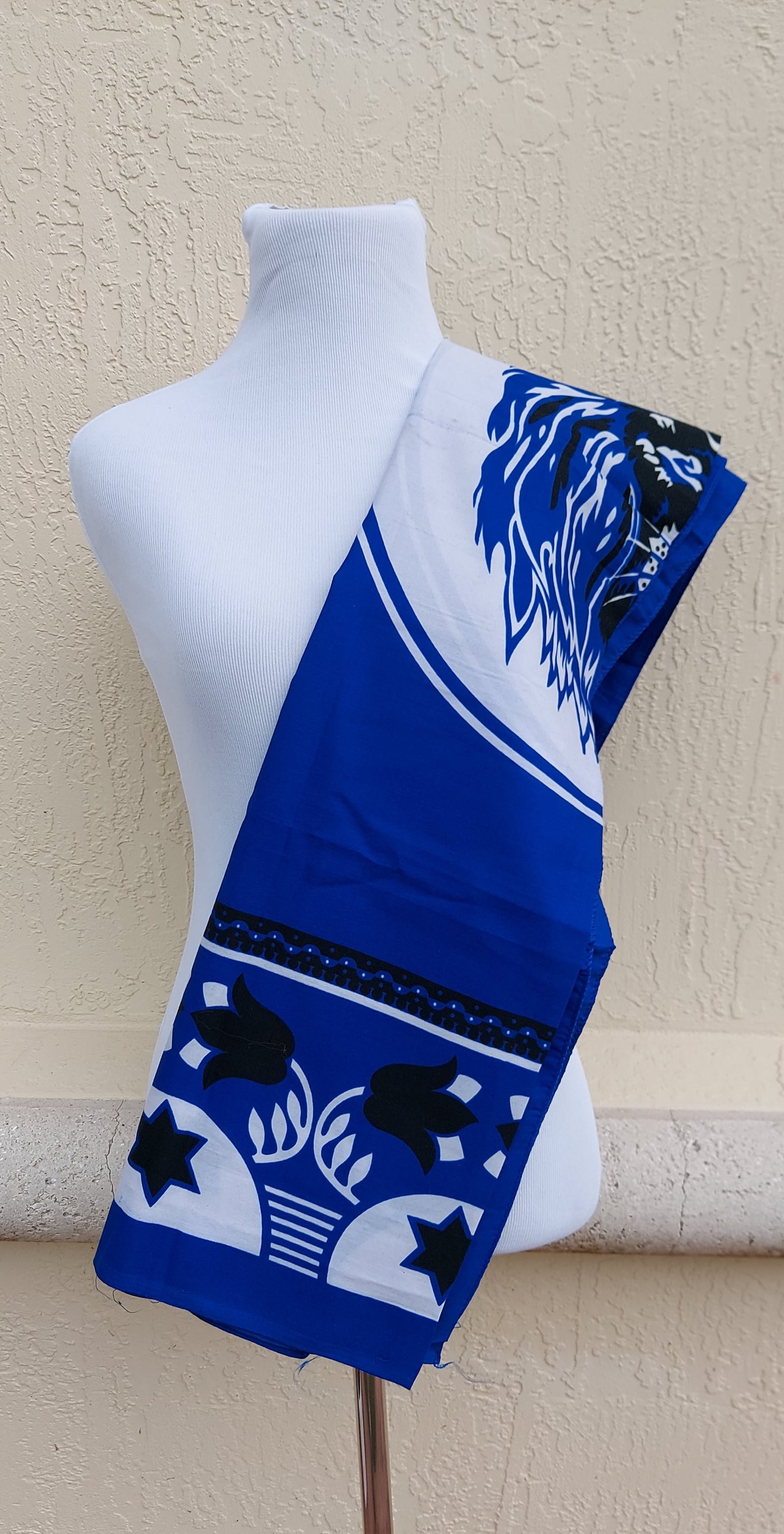 Lion Ibhayi lamadlozi. Ancestral fabric