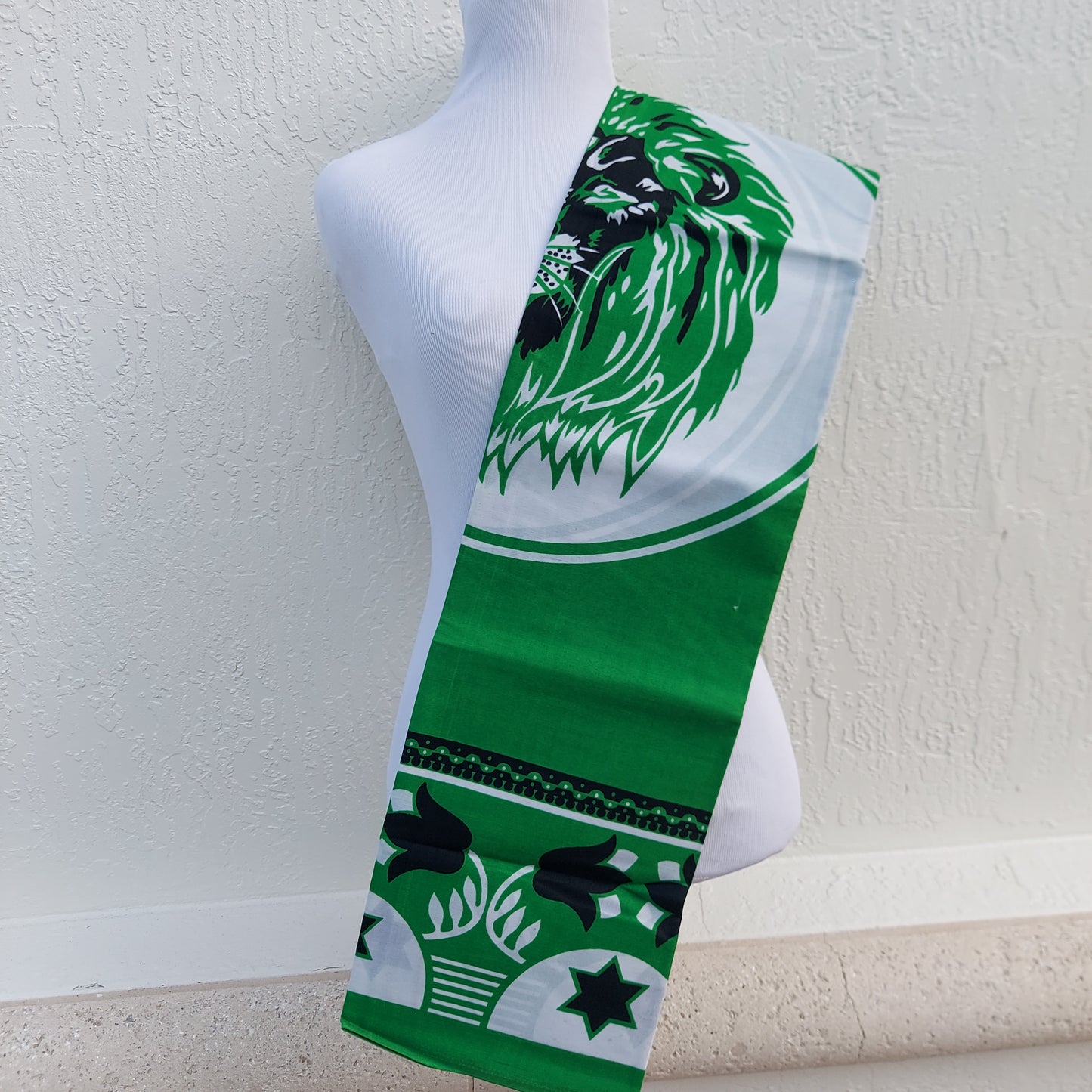 Lion Ibhayi lamadlozi. Ancestral fabric